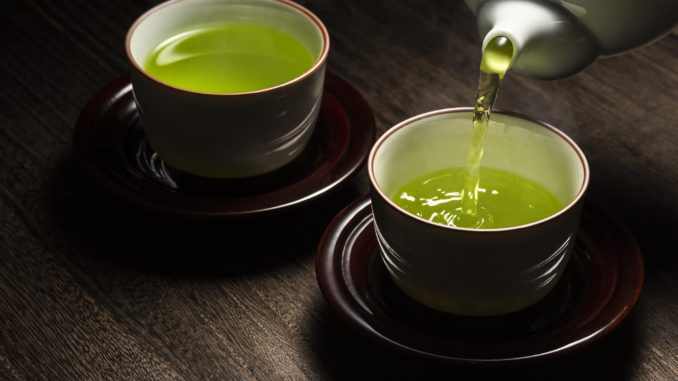 Pour green tea