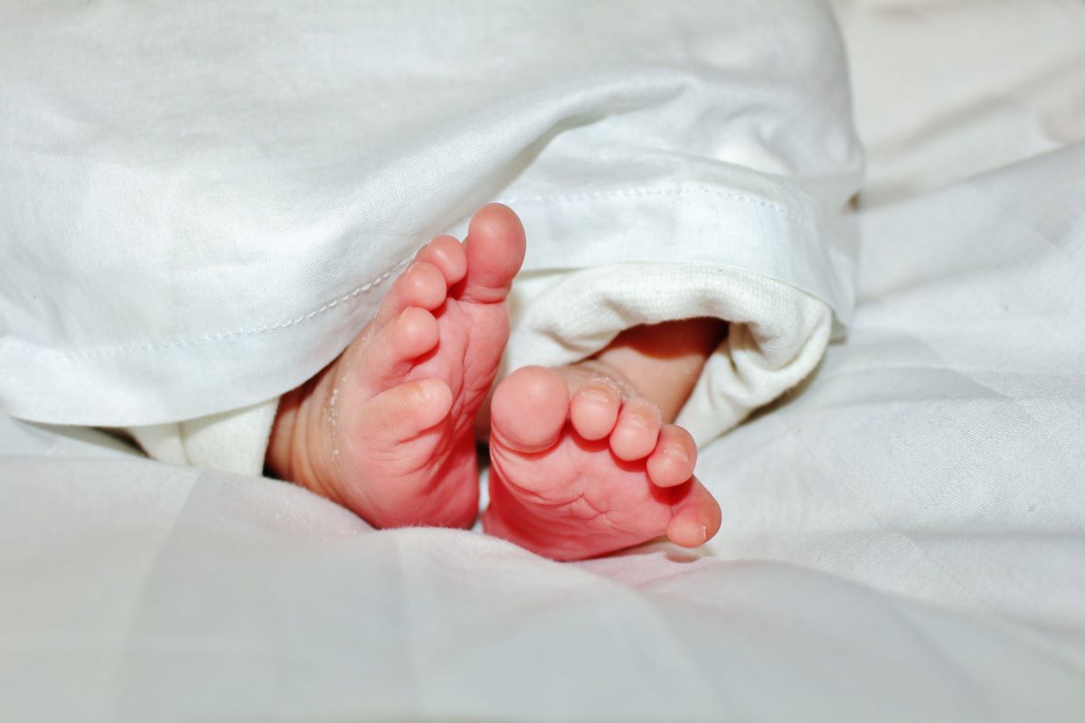 novorozenec-nohy-bile-periny